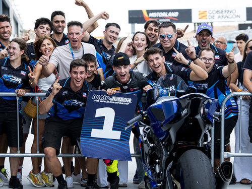 Equipo #37 celebrando